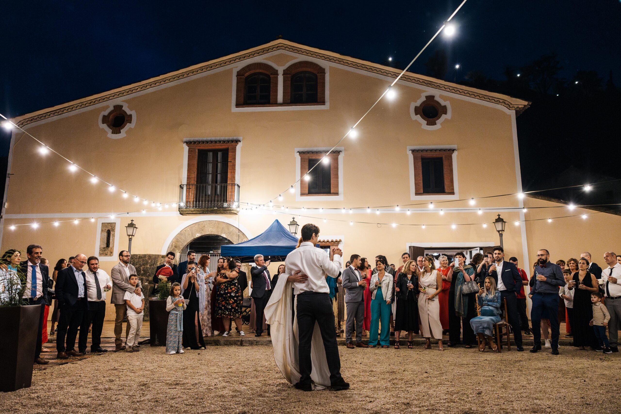 La fiesta frente a la masía